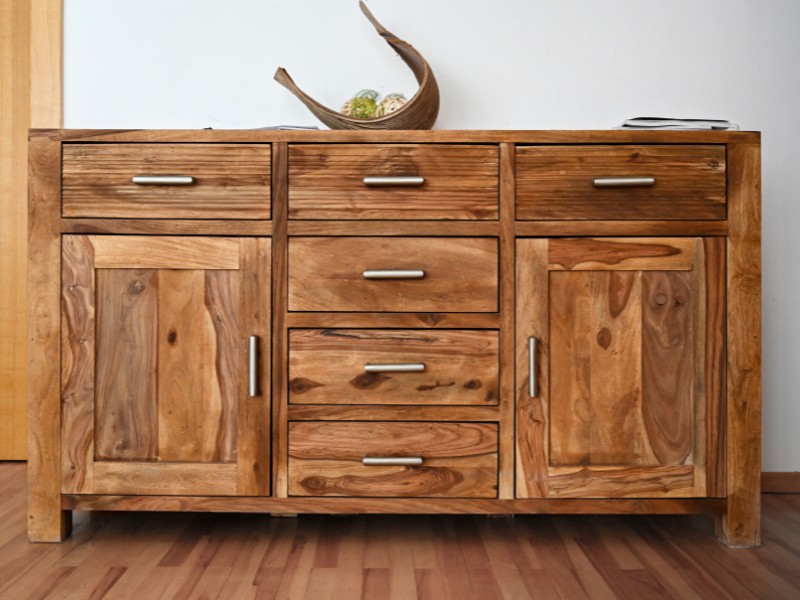 Mueble fabricado con madera maciza
